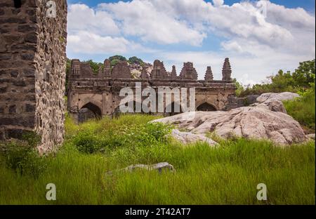 Altes Gebäude in Ruinen am Gingee Fort Complex im Bezirk Villupuram, Tamil Nadu, Indien. Stockfoto