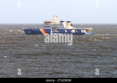 Küstenwache Schiff der Bundespolizei - hier gesehen am 14.10.2023 Höhe Cuxhaven auf der Elbe *** Küstenwache Schiff der Bundespolizei hier auf 14 10 2023 Höhe Cuxhaven auf der Elbe Credit: Imago/Alamy Live News Stockfoto