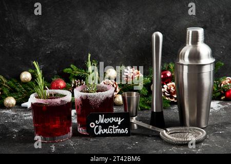 Cranberry-weihnachtscocktail mit Rosmarin, serviert an den Winterferien dekoriert auf dunklem Hintergrund. Vorderansicht. Stockfoto