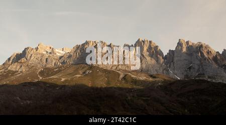 Trekkingrouten in der Gemeinde Posada de Valdeon, Leon. Spanien. Sajambre- und Valdeon-Tal Stockfoto