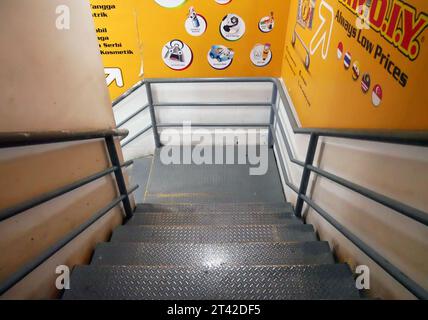 Bild von eisernen Treppen oder absteigenden eisernen Stufen Stockfoto