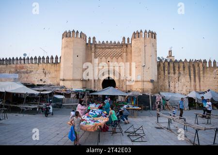 Bab el Mahrouk, eines der alten historischen Stadttore der Altstadt von Fez el Bali, in der Stadt Fez, Marokko, Nordafrika. Stockfoto