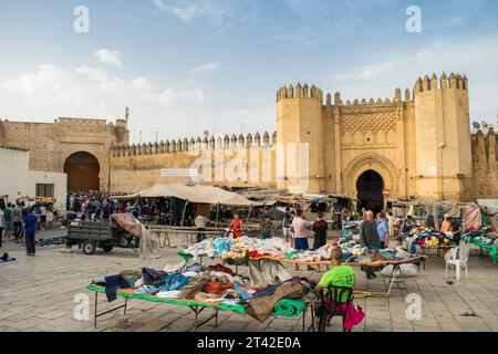 Bab el Mahrouk, eines der alten historischen Stadttore der Altstadt von Fez el Bali, in der Stadt Fez, Marokko, Nordafrika. Stockfoto