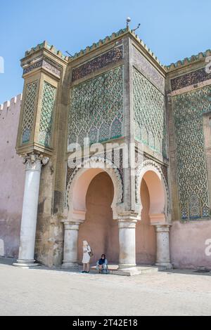 Bab el-Mansour oder Bab Mansur, das historische monumentale Tor in der Altstadt von Meknes, Marokko, in Nordafrika. Befindet sich am Place el Hedim Stockfoto