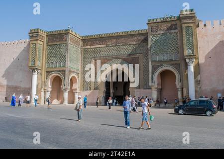 Bab el-Mansour oder Bab Mansur, das historische monumentale Tor in der Altstadt von Meknes, Marokko, in Nordafrika. Befindet sich am Place el Hedim Stockfoto