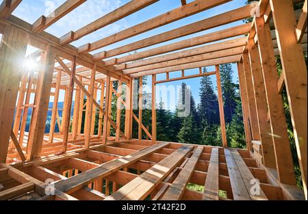 Bau einer Holzrahmenkonstruktion für Wohnzwecke. Initiierung von Neubauvorhaben für Wohnung oder Berghütte. Konzept des zeitgenössischen ökologischen Bauens und des modernen Architekturstils. Stockfoto