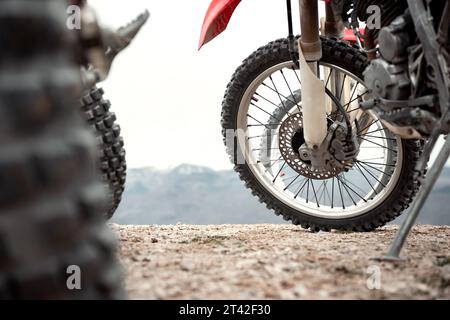 Nahaufnahme von zwei Enduro-Motorrädern und Protektor Stockfoto