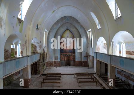 LUMIVAARA, RUSSLAND - 18. FEBRUAR 2017: In einer alten verlassenen lutherischen Kirche Stockfoto