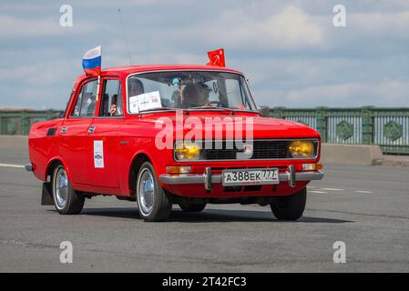 SANKT PETERSBURG, RUSSLAND - 21. MAI 2017: Roter Moskwitsch-2140 auf der Palastbrücke. Retro-Transport-Parade Stockfoto