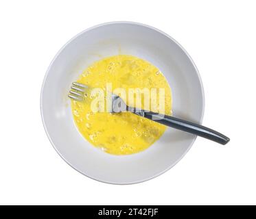Ein geschlagenes Ei auf dem Teller, das auf transparentem Hintergrund zubereitet wird Stockfoto