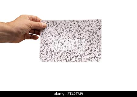 Ein Blatt Papier mit den Buchstaben des Alphabets, die zufällig auf einem transparenten Hintergrund angeordnet sind Stockfoto