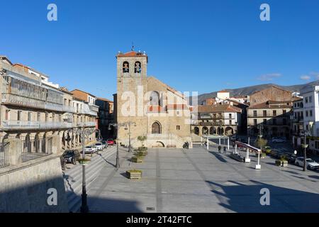 Kirche El Salvador auf der Plaza Mayor de Maldonado in Bejar. Salamanca. Castilla y Leon, Spanien 11-2-22 Stockfoto