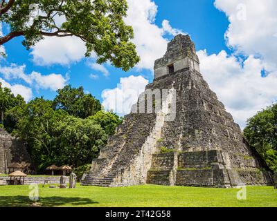 Eine malerische Darstellung des Gran Jaguar Tempels auf dem hauptplatz der archäologischen Stätte Tikal in Peten Guatemala Stockfoto