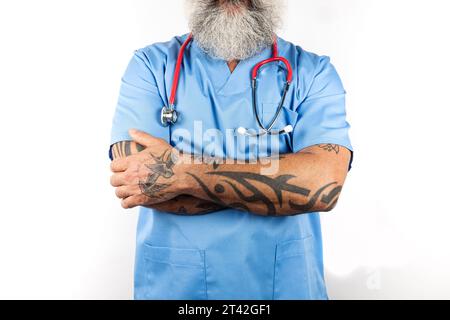Porträt einer modernen Krankenschwester mit überkreuzten Armen Stockfoto
