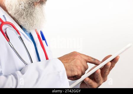 Nahaufnahme eines männlichen Arztes, der eine Tablette hält Stockfoto