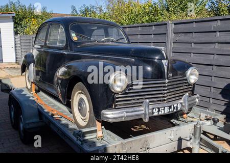 Bordeaux , Frankreich - 10 26 2023 : Peugeot 203 Black Retro Car Classic auf Pritschenwagen Stockfoto