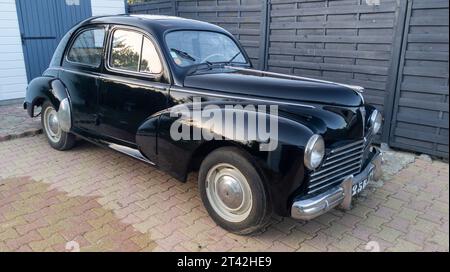 Bordeaux , Frankreich - 10 26 2023 : Peugeot 203 Retro-Auto 60er Jahre französisches populäres Fahrzeug Stockfoto