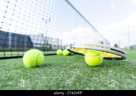 Tennisball auf dem Netzhintergrund liegt nach dem Sturz. Stockfoto