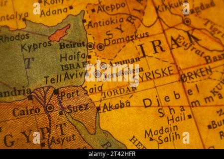 Eine antike gelbe Weltkarte mit dem Irak und mehreren umliegenden Ländern Stockfoto