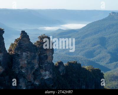 Die atemberaubende Landschaft der Felsformationen der Three Sisters in den Blue Mountains, niedrige Nebelwolken, Early Morning, Echo Point, Katoomba NSW Australien Stockfoto