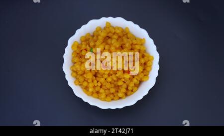 Besan Boondi, auch Buniya genannt, Boondia, Boondiya, Bunia sind berühmte traditionelle Mithai, die dem hinduistischen Gott als Prasadam angeboten werden oder auf Festivals wie D serviert werden Stockfoto