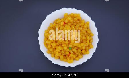 Besan Boondi, auch Buniya genannt, Boondia, Boondiya, Bunia sind berühmte traditionelle Mithai, die dem hinduistischen Gott als Prasadam angeboten werden oder auf Festivals wie D serviert werden Stockfoto