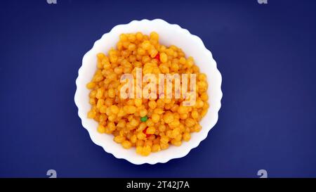 Besan Boondi, auch Buniya genannt, Boondia, Boondiya, Bunia sind berühmte traditionelle Mithai, die dem hinduistischen Gott als Prasadam angeboten werden oder auf Festivals wie D serviert werden Stockfoto