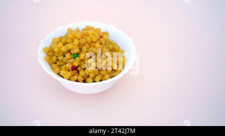 Besan Boondi, auch Buniya genannt, Boondia, Boondiya, Bunia sind berühmte traditionelle Mithai, die dem hinduistischen Gott als Prasadam angeboten werden oder auf Festivals wie D serviert werden Stockfoto