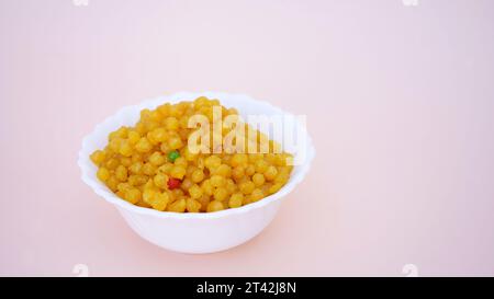 Besan Boondi, auch Buniya genannt, Boondia, Boondiya, Bunia sind berühmte traditionelle Mithai, die dem hinduistischen Gott als Prasadam angeboten werden oder auf Festivals wie D serviert werden Stockfoto