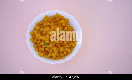 Besan Boondi, auch Buniya genannt, Boondia, Boondiya, Bunia sind berühmte traditionelle Mithai, die dem hinduistischen Gott als Prasadam angeboten werden oder auf Festivals wie D serviert werden Stockfoto