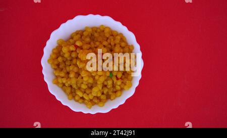 Besan Boondi, auch Buniya genannt, Boondia, Boondiya, Bunia sind berühmte traditionelle Mithai, die dem hinduistischen Gott als Prasadam angeboten werden oder auf Festivals wie D serviert werden Stockfoto