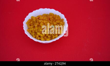 Besan Boondi, auch Buniya genannt, Boondia, Boondiya, Bunia sind berühmte traditionelle Mithai, die dem hinduistischen Gott als Prasadam angeboten werden oder auf Festivals wie D serviert werden Stockfoto