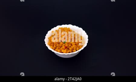 Besan Boondi, auch Buniya genannt, Boondia, Boondiya, Bunia sind berühmte traditionelle Mithai, die dem hinduistischen Gott als Prasadam angeboten werden oder auf Festivals wie D serviert werden Stockfoto