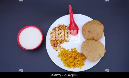 Indisches Essen - Puri Bhaji und Kheer. Nordindische halbtrockene Kartoffelwürze, auch bekannt als Batata oder Aloo KI Sabji, Kartoffelcurry oder Dum Alu Curry Stockfoto