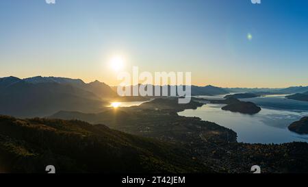 Sonnenuntergang über den Anden und dem See Nahuel Huapi in der Stadt San Carlos de Bariloche, Patagonien, Argentinien. Stockfoto