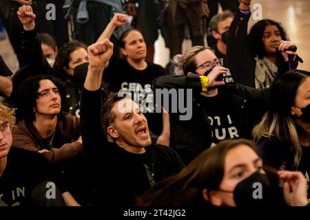 NEW YORK, NEW YORK - 27. OKTOBER: Hunderte von Menschen, die einen Waffenstillstand während eines Krieges zwischen Israel und der Hamas fordern, singen, während sie ein Banner mit der Aufschrift 'Ceasefire Now' halten, während sie die Schließung der Grand Central Station erzwingen, während die jüdische Stimme für den Frieden am 27. Oktober 2023 in New York City eine Kundgebung abhält. Die jüdische antizionistische Organisation hat in verschiedenen Städten Proteste abgehalten, um nach dem israelischen Vergeltungsbombenanschlag auf Gaza, nachdem die militante palästinensische Gruppe am 7. Oktober einen tödlichen Angriff in Südisrael gestartet hatte, zu Waffenstillstand und humanitärer Hilfe aufzurufen. (Foto: Michael Nigro/SIPA USA) Stockfoto