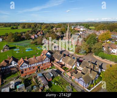 Luftaufnahme im Herbst, All Saints Church im englischen Dorf Thornton Hough, Wirral, Merseysdie, England Stockfoto