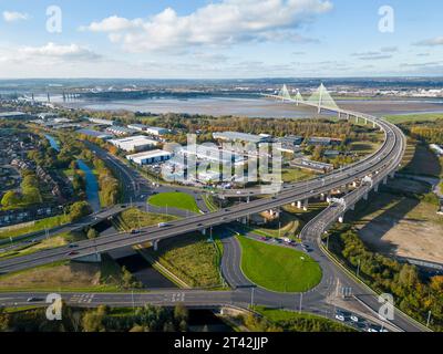 Luftaufnahme des Verkehrs, der Mersey Gateway Bridge, Runcorn, Cheshire, England Stockfoto