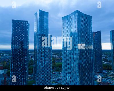 Blick aus der Vogelperspektive auf den Deansgate Square, Luxus-Apartments im Stadtzentrum von Manchester, England Stockfoto