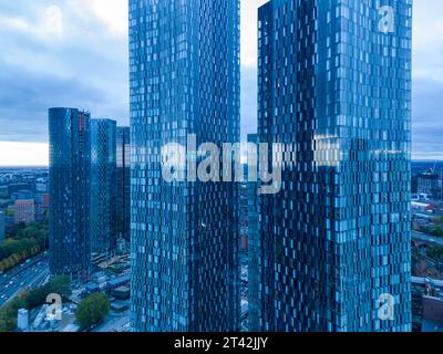 Blick aus der Vogelperspektive auf die Deansgate Square Towers, Luxus-Apartments im Stadtzentrum von Manchester, England Stockfoto