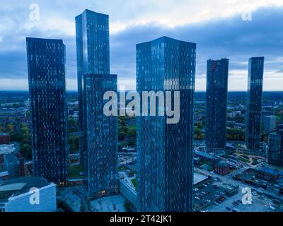 Blick aus der Vogelperspektive auf den Deansgate Square, Luxus-Apartments im Stadtzentrum von Manchester, England Stockfoto