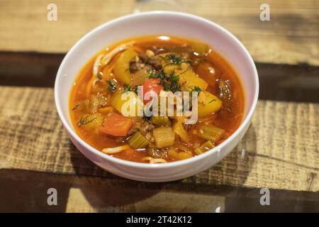 Köstliches Essen auf dem Teller. Lebensmittel in weißer Platte. Schüssel auf dem Tisch. Appetitliche Aussicht. Stockfoto