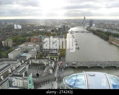 Westminster Bridge an der Themse und das Stadtzentrum vom London Eye aus gesehen Stockfoto