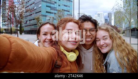 Selfie-Perspektive einer Gruppe von Teenagern, die in einer Stadt Spaß haben Stockfoto