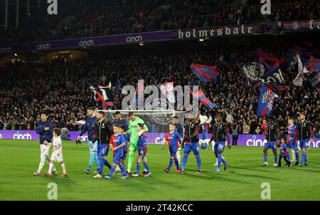 London, Großbritannien. Oktober 2023. Die Spieler kommen während des Premier League-Spiels im Selhurst Park, London. Der Bildnachweis sollte lauten: David Klein/Sportimage Credit: Sportimage Ltd/Alamy Live News Stockfoto