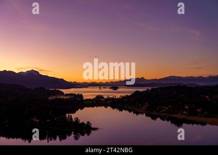 Ein malerischer Blick auf San Carlos de Bariloche, Nahuel Huapi See, Argentinien nach Sonnenuntergang. Stockfoto