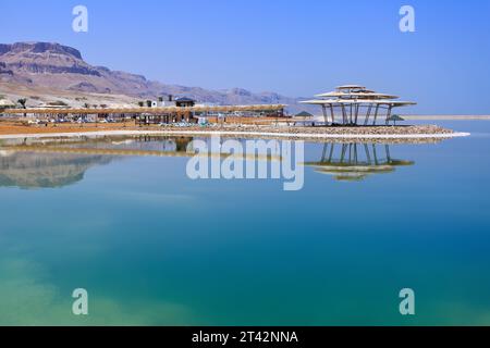 Die Ferienorte am Toten Meer in Israel. Blick auf das Hotel und den Strand. Das Tote Meer, Israel. Stockfoto