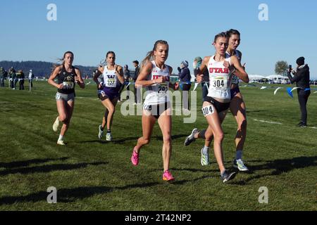 McKaylie Caesar (292) und Anastasia Peters (304) aus Utah liefen am Freitag, den 27. Oktober 2023, im Rahmen der Pac-12 Cross Country Championships im Chambers Creek Regional Park im University Place. Wasch. Stockfoto