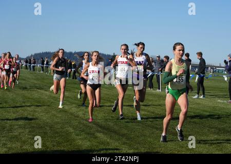 Maddy Elmore aus Oregon (155) und McKaylie Caesar (292) und Anastasia Peters (304) aus Utah laufen am Freitag, den 27. Oktober 2023, in University Place, im Rahmen der Pac-12 Cross Country Championships im Chambers Creek Regional Park. Wasch. Stockfoto