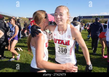 Morgan Jensen (links) und Clara Mayfield (300) aus Utah nehmen sich nach dem Frauenrennen während der Pac-12 Cross Country Championships im Chambers Creek Regional Park am Freitag, 27. Oktober 2023, auf University Place ein. Wasch. Stockfoto